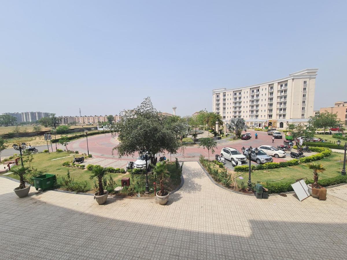 Отель Lord Krishna Palace Вриндавана Экстерьер фото